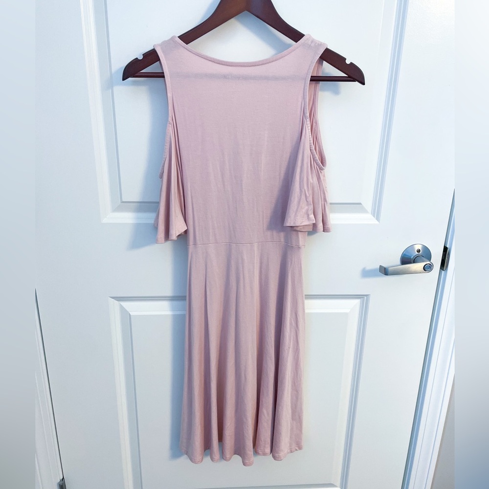 Francesca’s Collection Alya faux wrap cold shoulder dress in blush pink - Picture 6 of 8